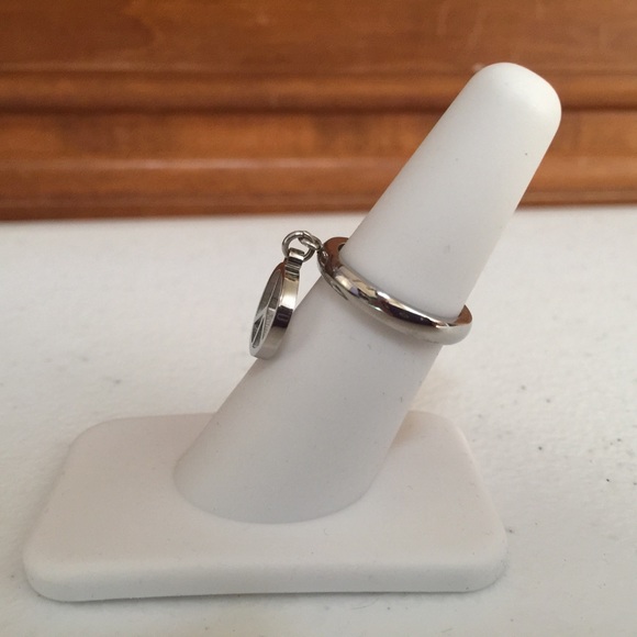 ☮️ Peace Sign Charm Ring | Stainless Steel - Picture 3 of 7